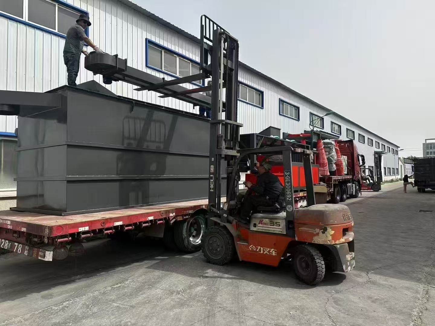 大型線路板回收設備發貨第二車